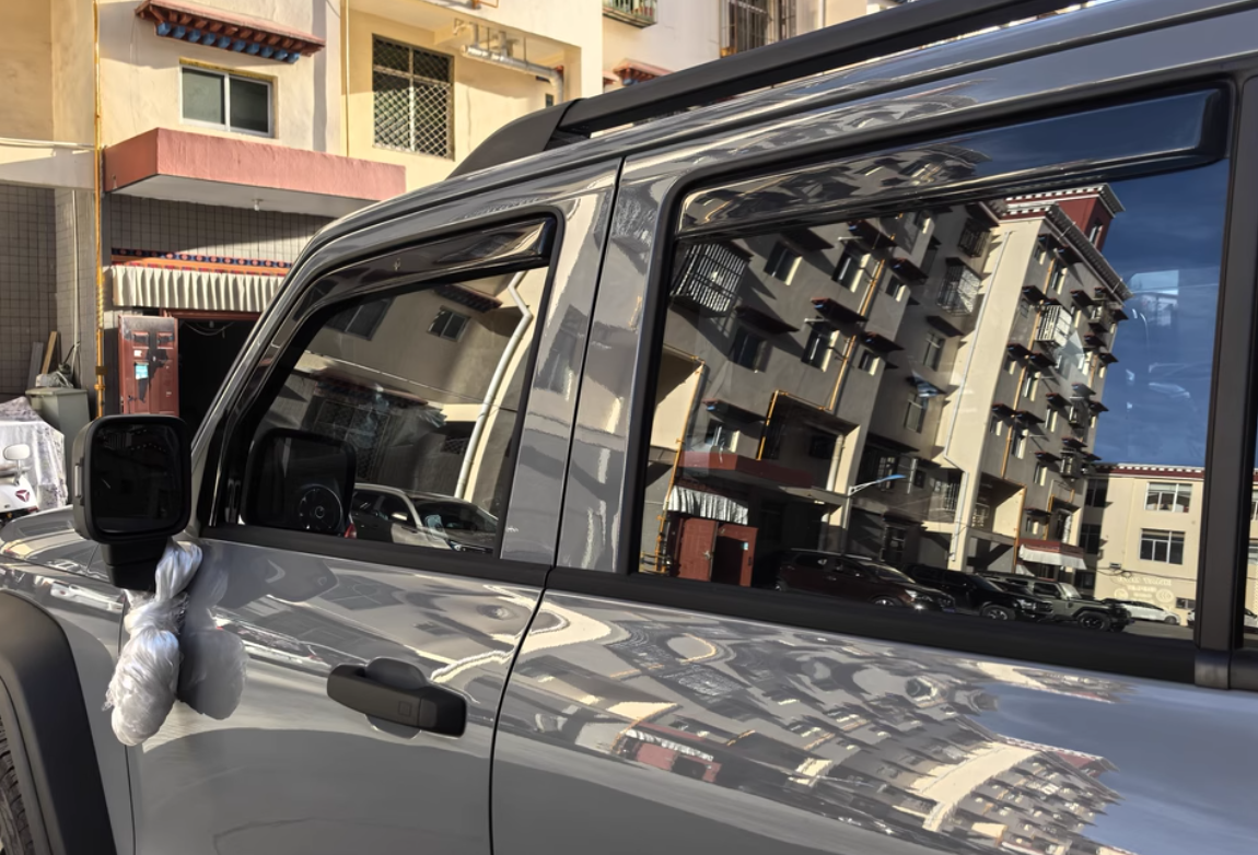 Xevaban.com ở 214 Giải Phóng là đơn vị chuyên cung cấp phụ kiện oto, đồ chơi oto, phụ tùng oto, phụ kiện tank 300, đồ chơi tank 300, xevaban, 214 giải phóng, vè che mưa tank 300, vè chắn mưa tank 300, lưỡi chắn mưa tank 300.